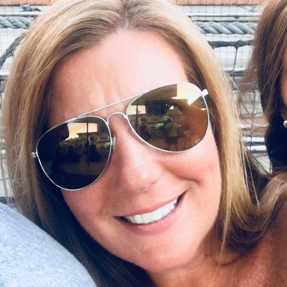 Meet your Posher, Kristin - Picture 2 of 2